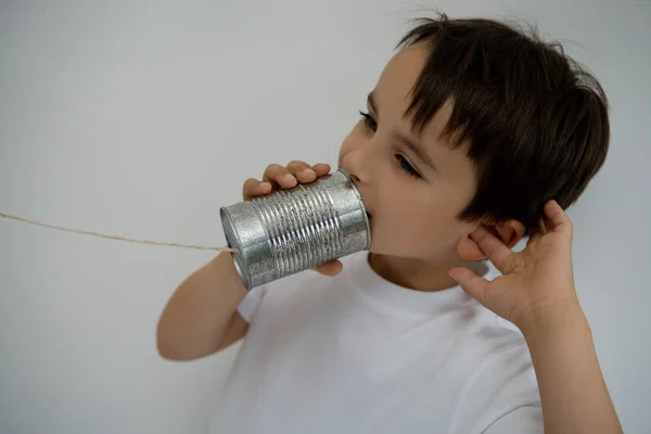 男孩用铁罐当电话 — 图库照片