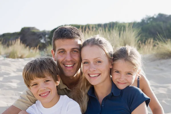 Familie Strand Lächelt — Stockfoto