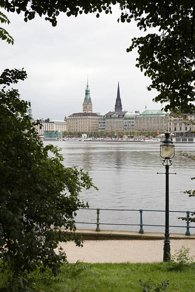 Lago Alster Con Amburgo Paesaggio Urbano Con Nuvole Piovose Sullo — Foto Stock