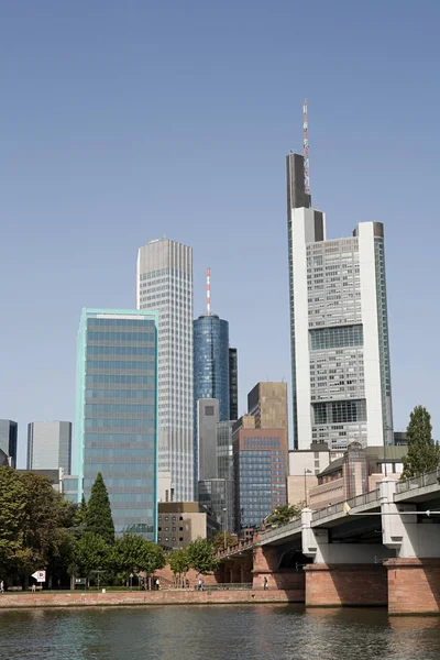 Vista Frontal Arranha Céus Frankfurt Ponte Sobre Rio Alemanha — Fotografia de Stock