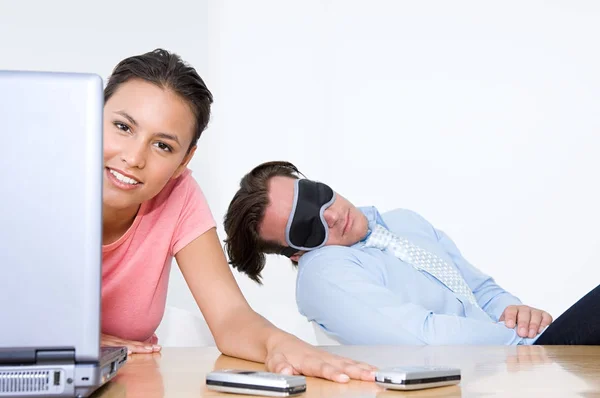 Biznesmen Śpiący Biurze — Zdjęcie stockowe