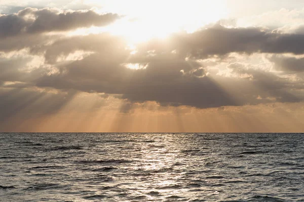 静かな海に沈む夕日の美しい景色 — ストック写真