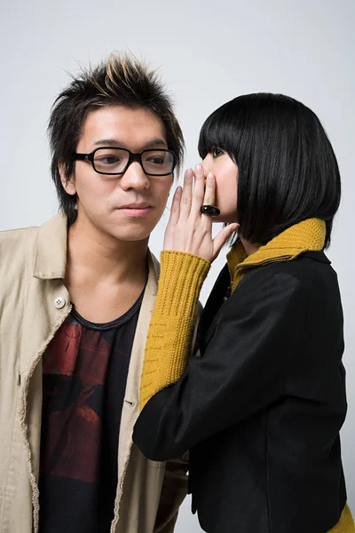 Casal Jovem Sussurrando Isolado Fundo Branco — Fotografia de Stock