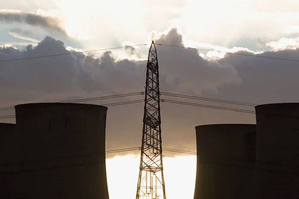 Elektrische Toren Schoorstenen Met Bewolkte Hemel Achtergrond — Stockfoto