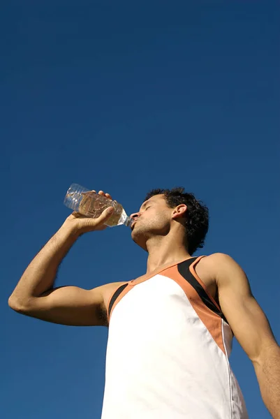 Hombre Bebiendo Agua — Foto de Stock