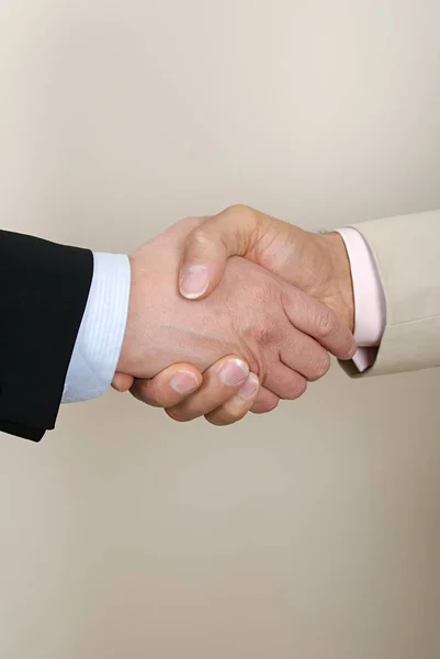 Обрезанный Снимок Двух Бизнесменов Пожимающих Руки Цветном Фоне — стоковое фото