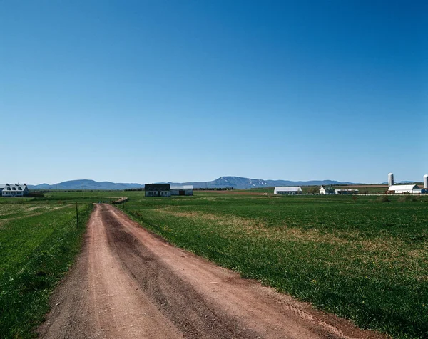 Lůně Titánů Nečistoty Cesty Zelené Louky Farem Horami Bezmračné Obloze — Stock fotografie