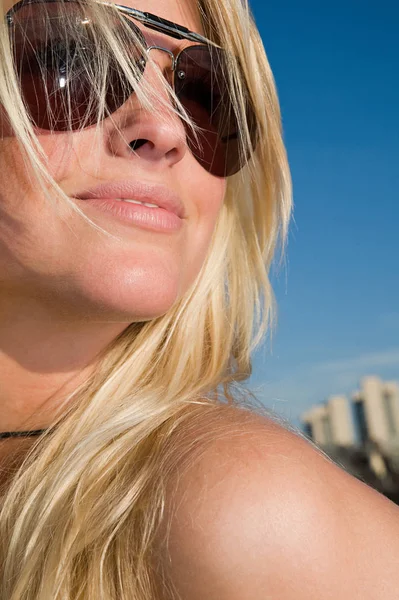 Porträt Einer Hübschen Blonden Frau Mit Sonnenbrille — Stockfoto