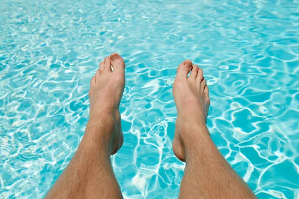 Abgeschnittene Aufnahme Von Menschenbeinen Türkisfarbenen Welligen Pool Mit Sonnenlicht — Stockfoto