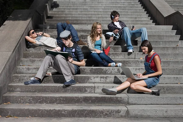 Estudiantes Secundaria Sentados Escalones — Foto de Stock