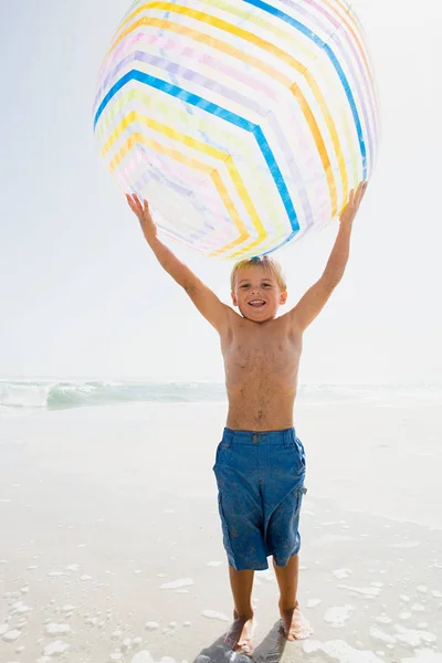 Junge Hält Riesigen Beachball Der Hand — Stockfoto