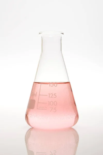 容积瓶中的粉红色液体 — 图库照片