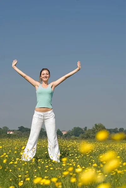 Giovane Donna Campo — Foto Stock