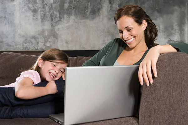 Una Madre Una Hija Mirando Portátil — Foto de Stock