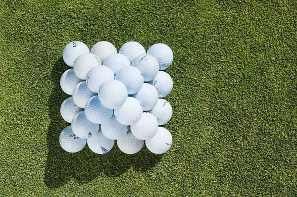 Bolas Golf Apiladas Una Encima Otra Forma Pirámide —  Fotos de Stock