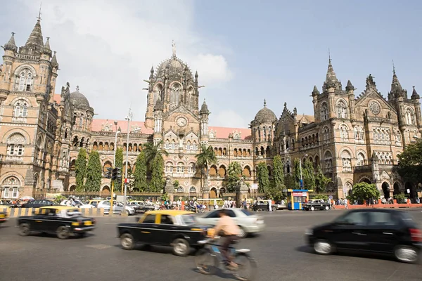 Chhatrapati Shivaji Terminus Med Drivande Bilar Och Mannen Cykel Förgrunden — Stockfoto