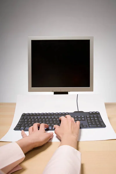 Cropped Image Female Hands Typing Computer Photograph Blank Screen — Stock Photo, Image