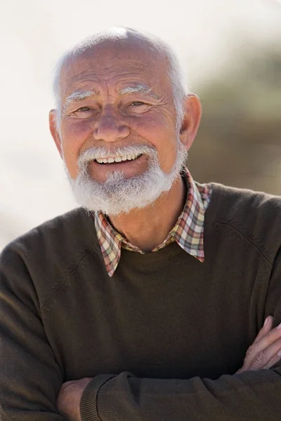 Uśmiechający Się Starszy Człowiek Dorosły Patrząc Kamery — Zdjęcie stockowe