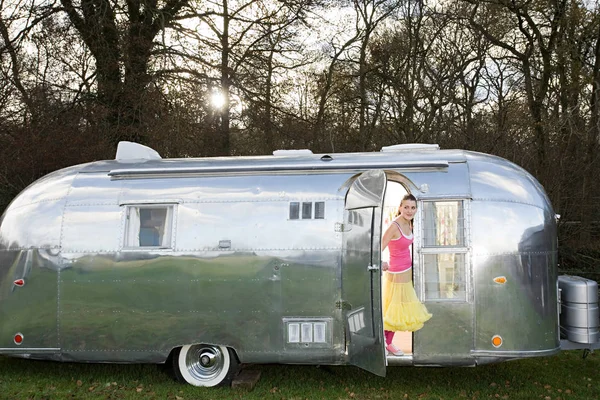 Une Adolescente Dans Une Caravane — Photo