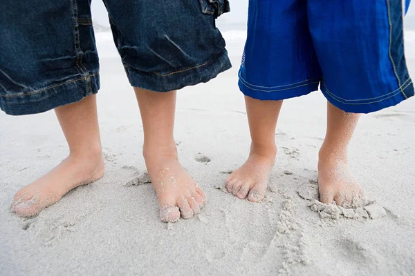 Schnappschuss Von Kleinen Jungen Die Sandstrand Stehen — Stockfoto