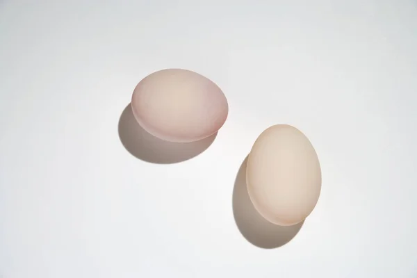 Dos Huevos Sobre Fondo Blanco — Foto de Stock