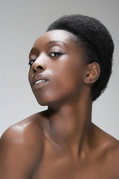 Retrato Uma Mulher Com Penteado — Fotografia de Stock