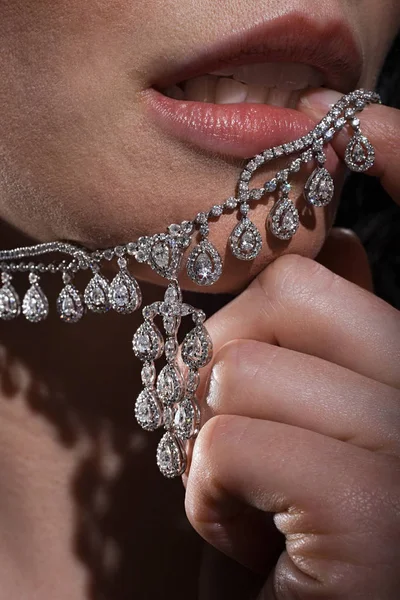 Frau Mit Diamantkette — Stockfoto