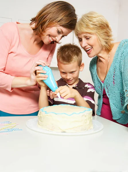 Avó Menino Mãe Decorando Bolo — Fotografia de Stock