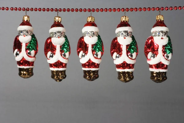 Decorações Papai Noel Penduradas Uma Fileira — Fotografia de Stock
