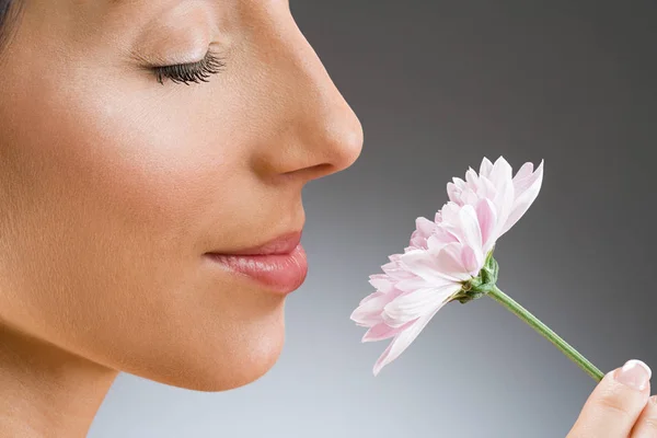 Uma Mulher Cheirar Uma Flor — Fotografia de Stock