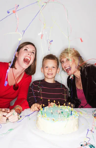 Mulheres Menino Com Bolo Aniversário — Fotografia de Stock