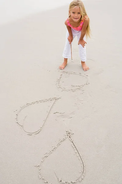 Menina Desenhando Corações Areia — Fotografia de Stock