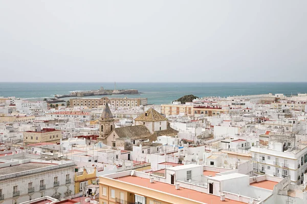 Vista Alto Ângulo Paisagem Urbana Cádiz Com Mar Nuvens Chuvosas — Fotografia de Stock