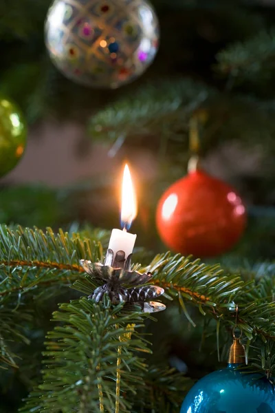 Κοντινό Πλάνο Του Κεριού Χριστουγεννιάτικο Δέντρο — Φωτογραφία Αρχείου