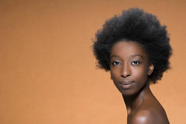 Portrait Une Femme Aux Cheveux Afro — Photo