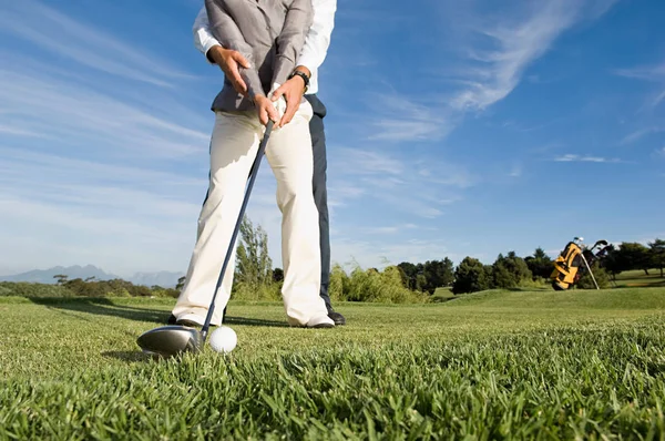 Oříznout Záběr Člověka Učí Žena Hrát Golf — Stock fotografie