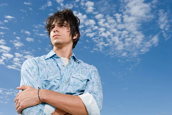 青い空を背景に若い男 — ストック写真