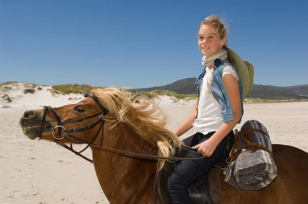 Una Chica Montando Caballo — Foto de Stock