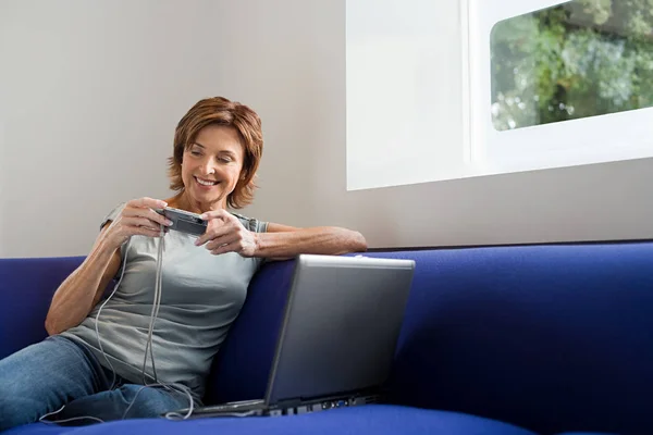 Mujer Caucásica Senior Utilizando Ordenador Portátil Cámara Digital Casa —  Fotos de Stock