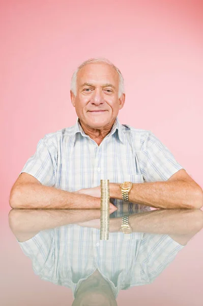 Homme Avec Pile Pièces — Photo