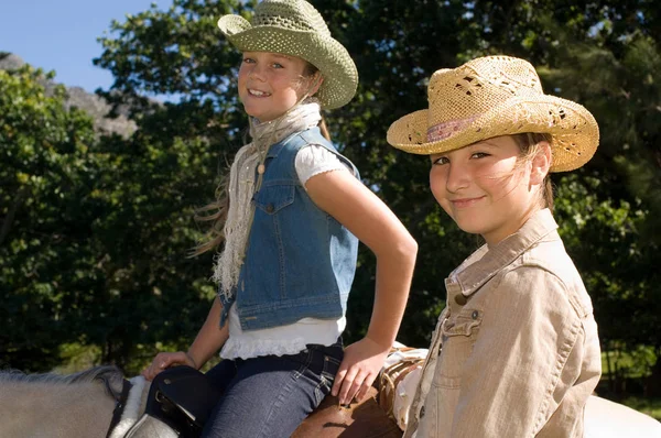 Twee Meisjes Paardrijden Paarden — Stockfoto