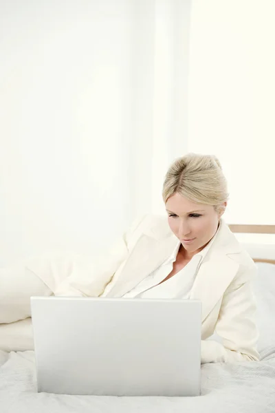 Junge Hübsche Kaukasische Frau Mit Laptop Auf Bett — Stockfoto