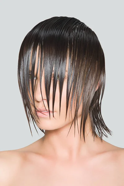 Женщина Мокрыми Волосами Покрывает Лицо — стоковое фото