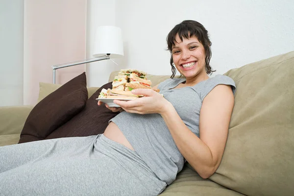 Беременная Женщина Пачкой Сэндвичей — стоковое фото