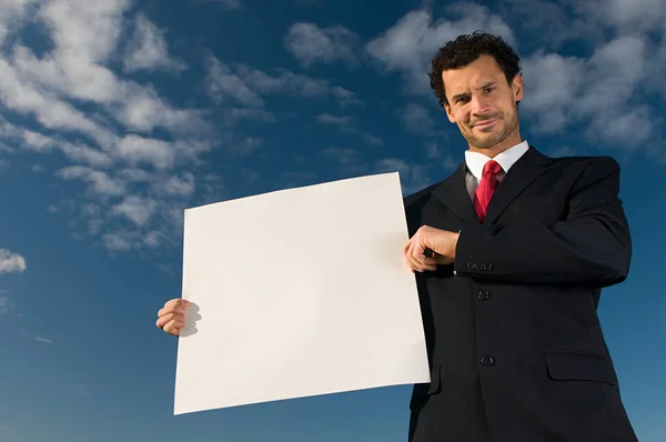 Exitoso Hombre Negocios Adulto Con Signo Blanco Bajo Cielo Azul —  Fotos de Stock