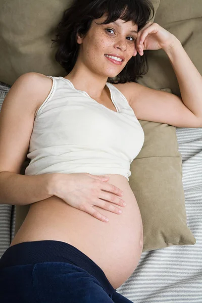 Беременная Женщина Прислонившаяся Дома — стоковое фото