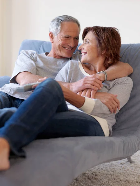Atractivo Caucásico Senior Pareja Abrazándose Sofá Mirando Uno Otro —  Fotos de Stock
