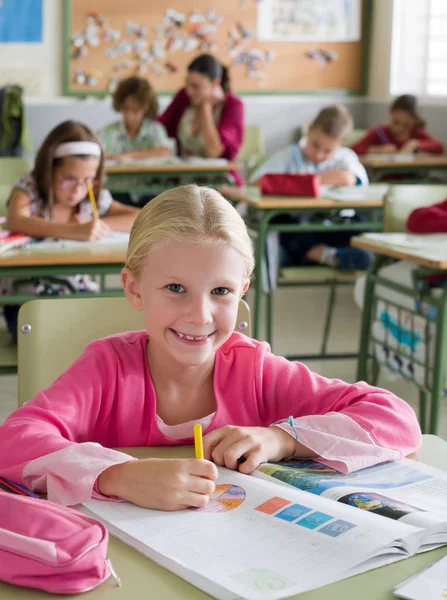 Menina Sala Aula Sorrindo — Fotografia de Stock