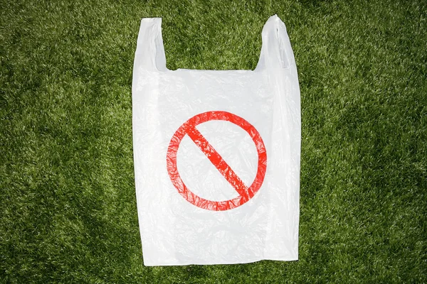 Vista Elevada Bolsa Plástico Con Señal Advertencia Sobre Hierba Verde — Foto de Stock