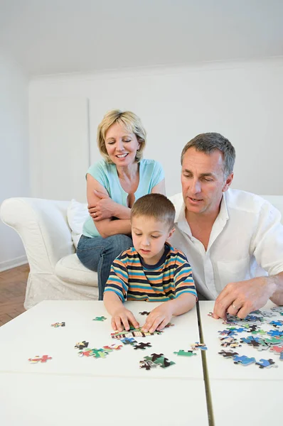 Familia Haciendo Rompecabezas —  Fotos de Stock